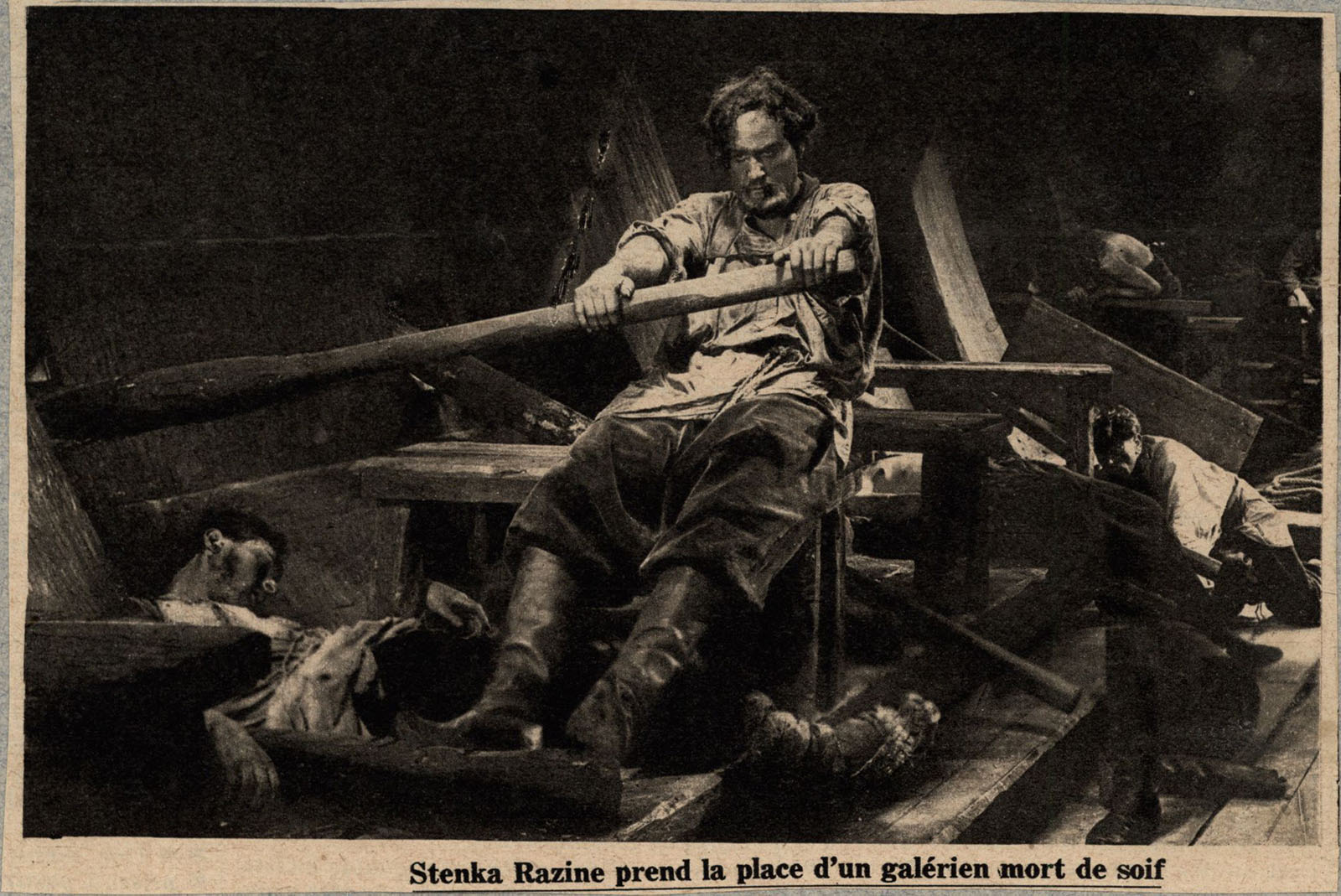 Náhledový obrázek Stěnka Razin přebírá místo veslaře, který zemřel žízní (Záběr z filmu Wolga Wolga, 1928) - 1