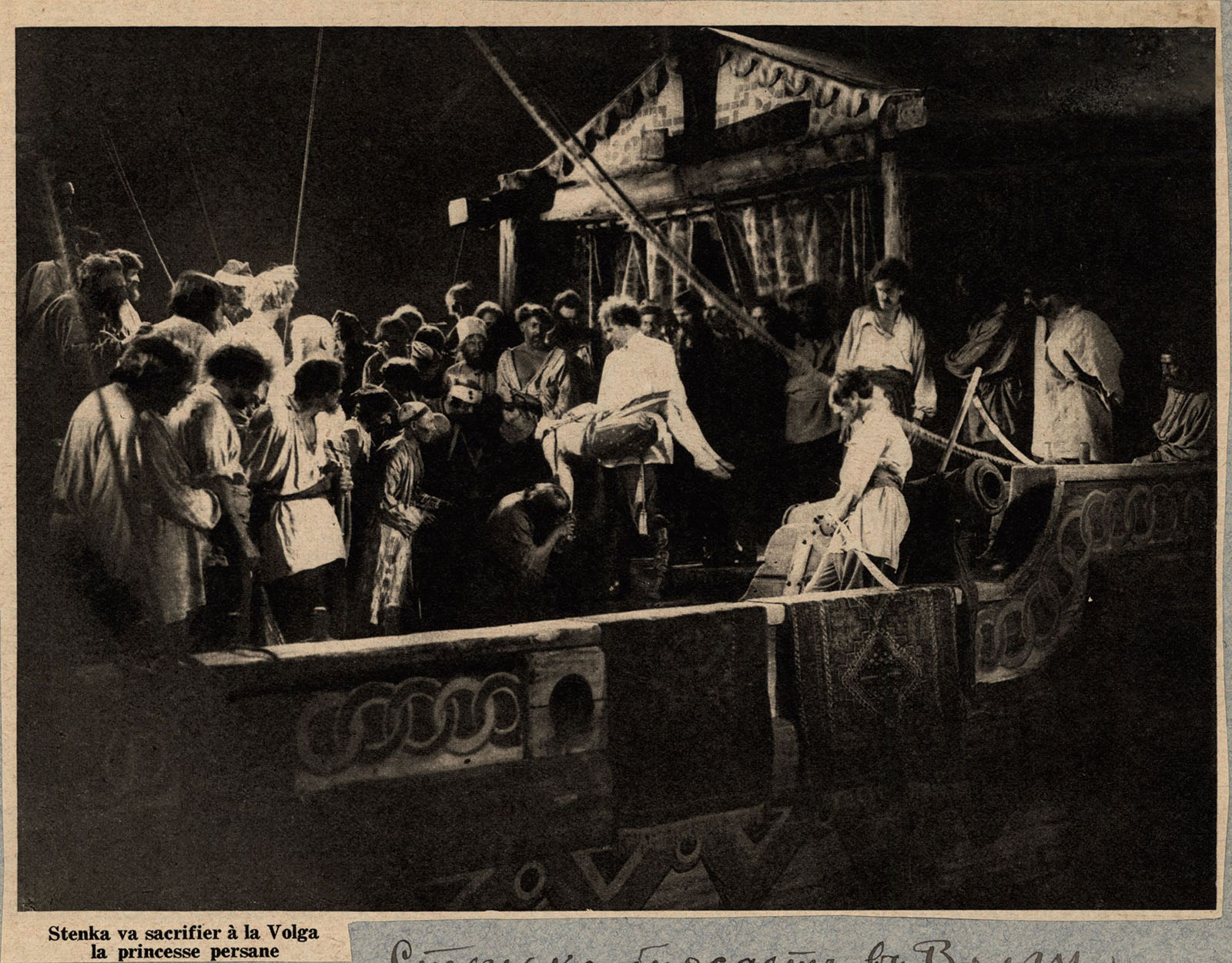 Náhledový obrázek Stěnka se chystá obětovat perskou princeznu Volze (Záběr z filmu Wolga Wolga, 1928) - 1