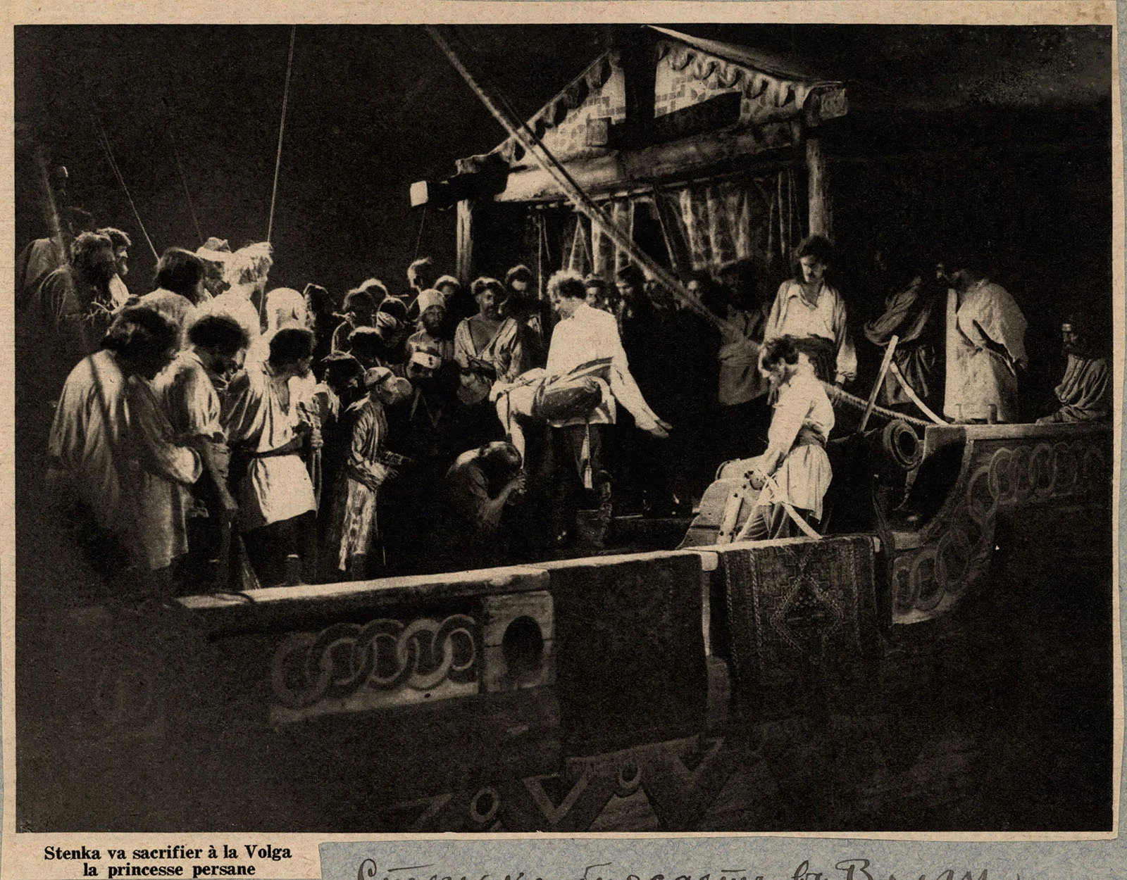 Náhledový obrázek předmětu Stěnka se chystá obětovat perskou princeznu Volze (Záběr z filmu Wolga Wolga, 1928)