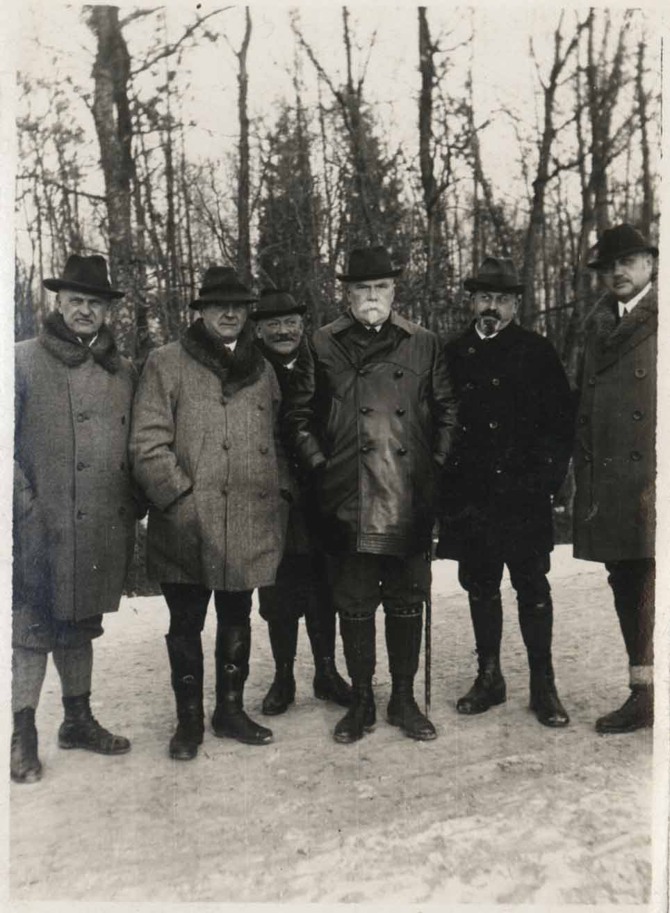 Náhledový obrázek Karel Kramář na honu s kancléřem prezidenta republiky - Přemyslem Šámalem - 1