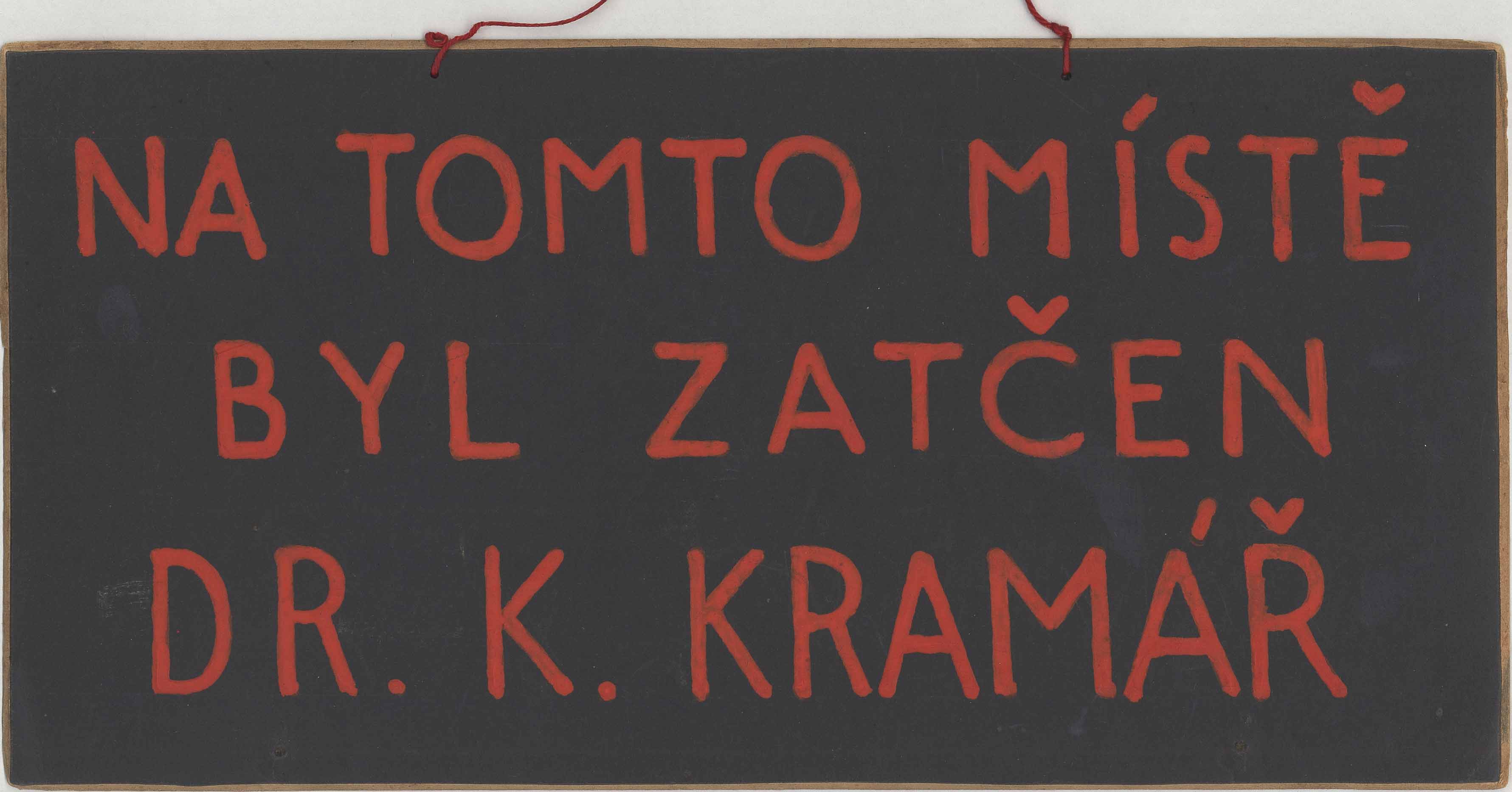 Náhledový obrázek Cedulka označující v pražské vile místo zatčení Karla Kramáře v roce 1915 - 1