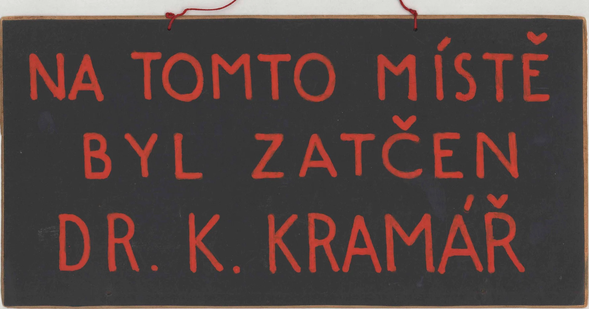 Náhledový obrázek předmětu Cedulka označující v pražské vile místo zatčení Karla Kramáře v roce 1915