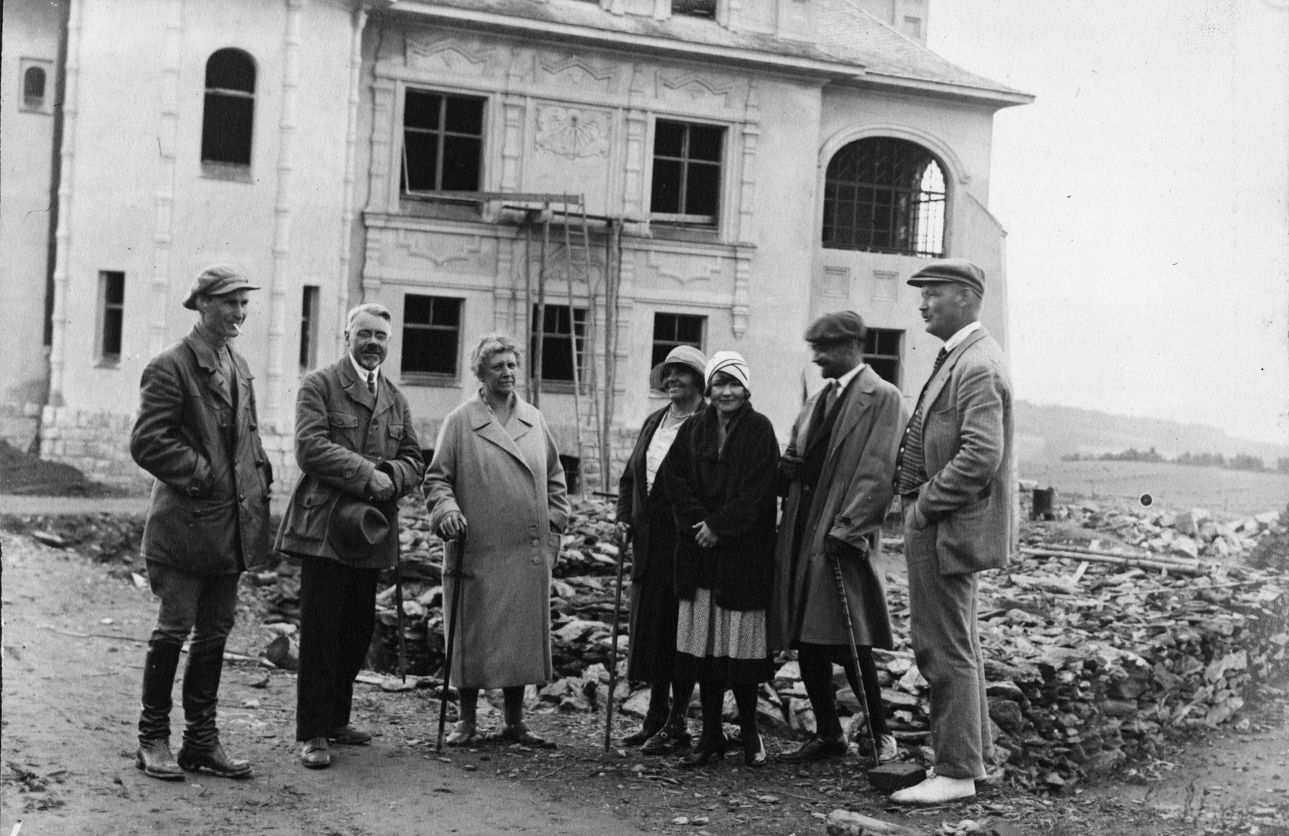 Náhledový obrázek Přátelé Kramářových před vilou ve Vysokém nad Jizerou - 1