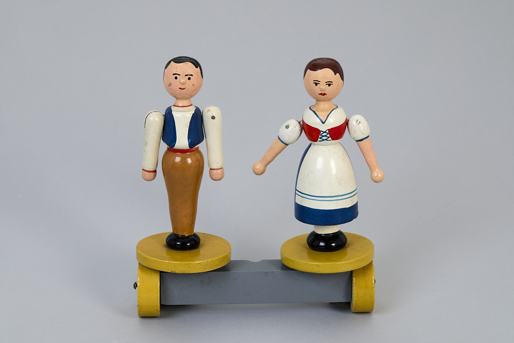Náhledový obrázek Tahací dřevěná hračka, dvě krojované figurky - 1