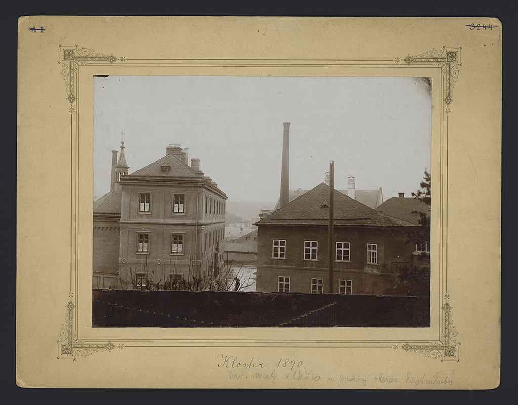 Náhledový obrázek Fotografie ženského (tzv. malého) kláštera ve Šternberku u budovy okresního hejtmanství  - 1