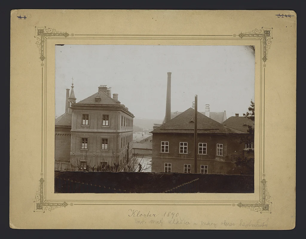 Náhledový obrázek předmětu Fotografie ženského (tzv. malého) kláštera ve Šternberku u budovy okresního hejtmanství 