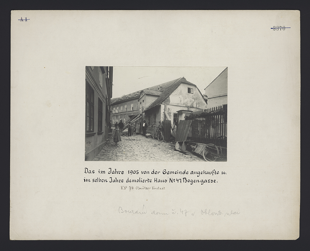 Náhledový obrázek Fotografie demolice domu ve Šternberku v?roce 1905 - 1