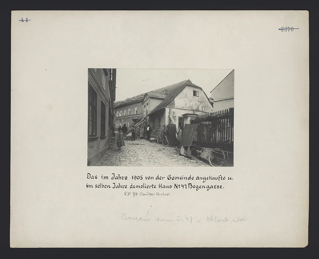 Náhledový obrázek předmětu Fotografie demolice domu ve Šternberku v?roce 1905