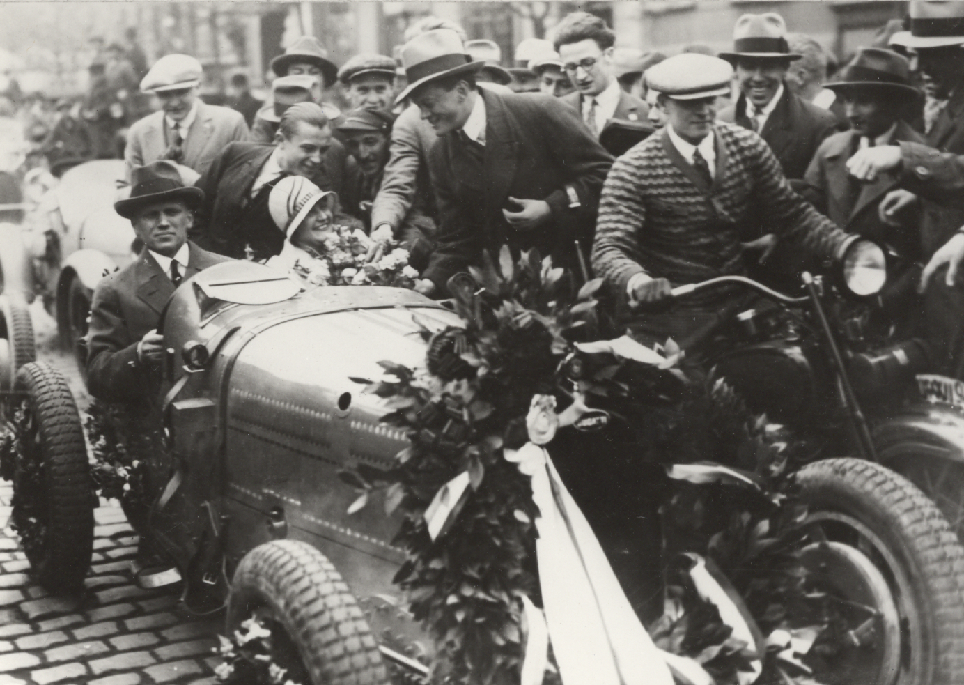 Náhledový obrázek Eliška Junková po návratu ze závodu Targa Florio - 1