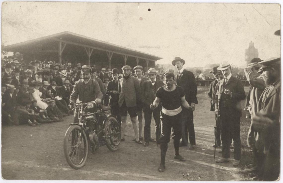 Náhledový obrázek Václav Vondřich s motocyklem na hřišti na Letné - 1