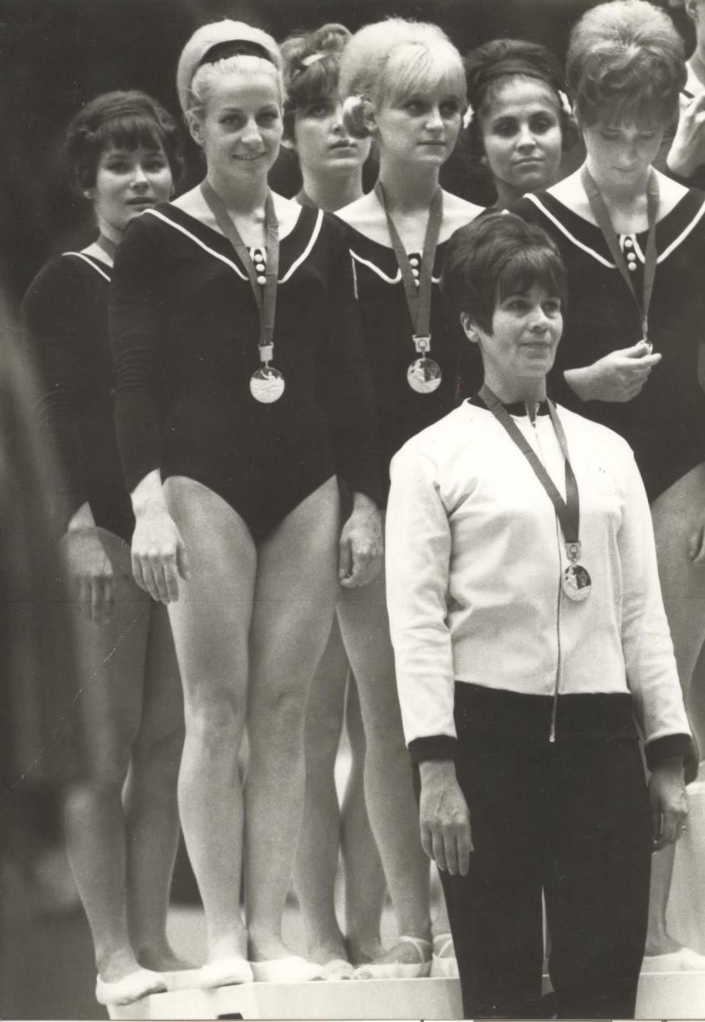 Náhledový obrázek Stříbrný tým čs. gymnastek - 1