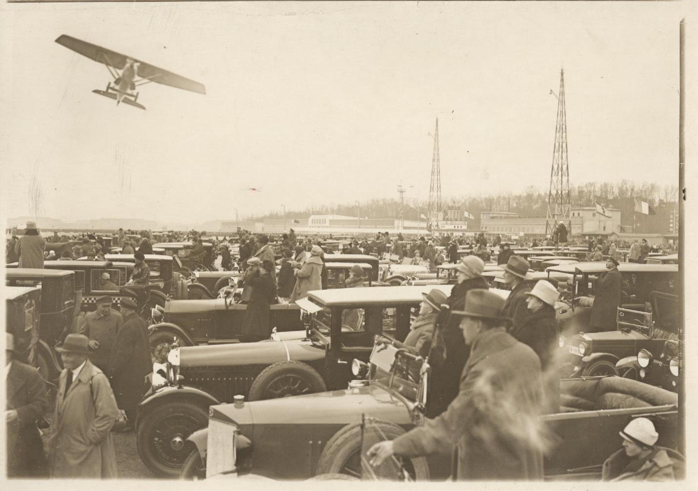 Náhledový obrázek Fr. letec Marcel Doret závodí na letišti Berlin-Tempelhof - 1