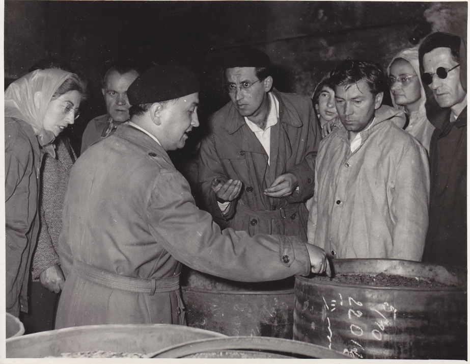 Náhledový obrázek Fotografie - pracovníci SÚ na exkurzi, 1960 - 2