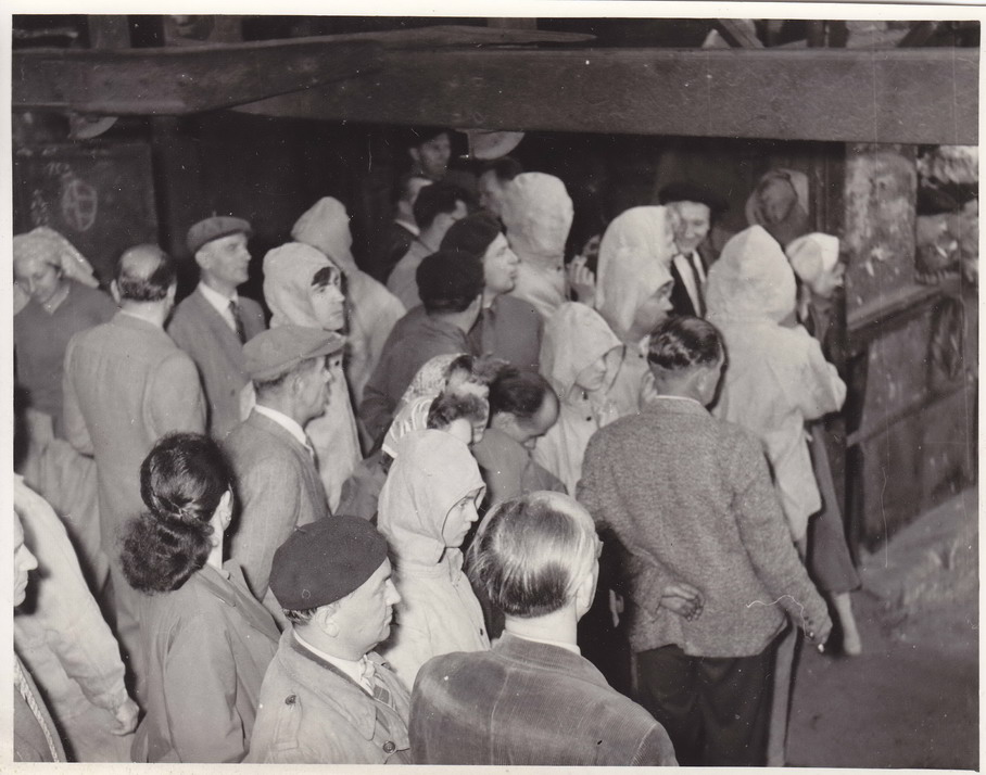 Náhledový obrázek Fotografie - pracovníci SÚ na exkurzi, 1960 - 5