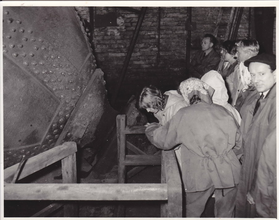 Náhledový obrázek Fotografie - pracovníci SÚ na exkurzi, 1960 - 7
