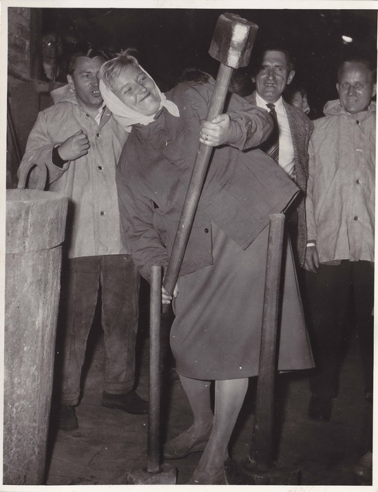 Náhledový obrázek Fotografie - pracovníci SÚ na exkurzi, 1960 - 3