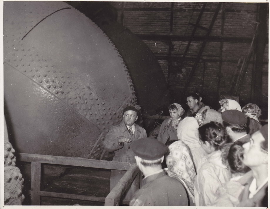 Náhledový obrázek Fotografie - pracovníci SÚ na exkurzi, 1960 - 6